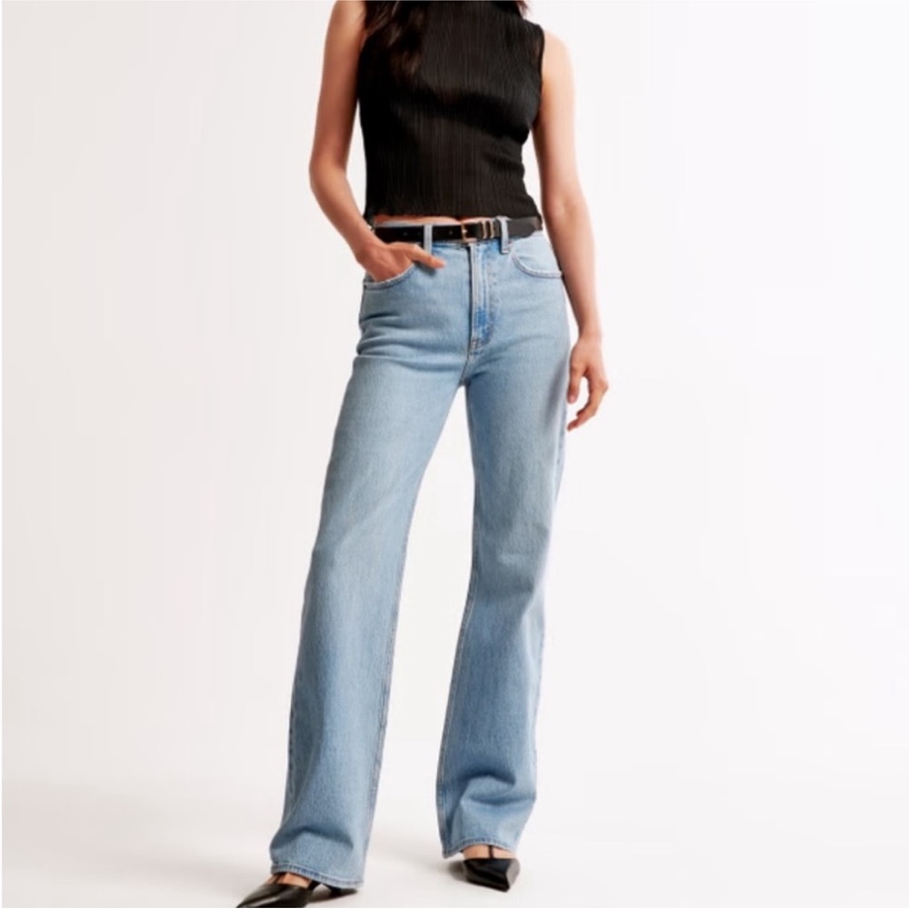 Abercrombie & Fitch 90s High Rise Relaxed Jean in Light Wash